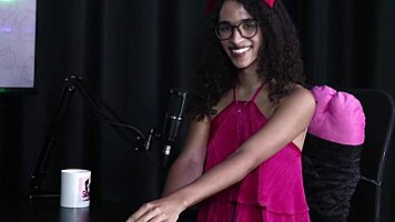 Safada mostra seu boquete ap�s falar o seu dom de sentar em cima do pau - espaguete transsexual sheer red