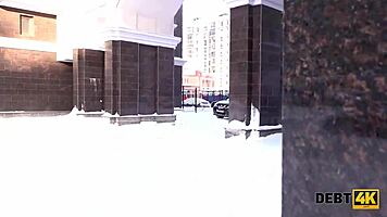 debt4k lhomme ne peut pas dire non quand le débiteur offre sa bouche et sa chatte rough.