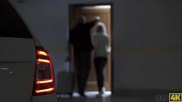 experienced dad takes care of petite summer brooks 😍