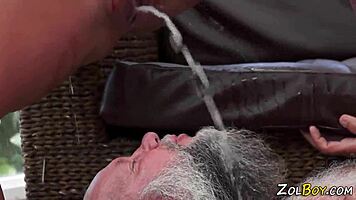 フェチ美女がオシッコをガブ飲み!