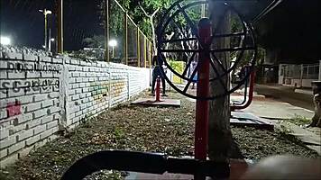 visito a mi vecina en el parque mientras ella hace ejercio - le encanta verme hacer ejercicio