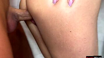 Morena molhada faz sexo no chuveiro, chupando e de quatro com olhos revirando