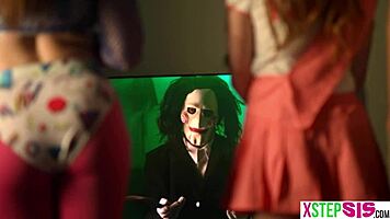 Ehi, incastrato in stanza con sorellastra 18+ e sua BFF sexy a Halloween