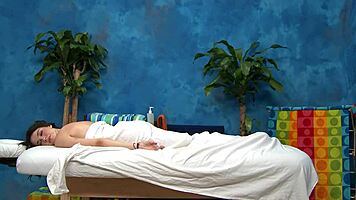 Masaj vahşi sikme seansına dönüşüyor