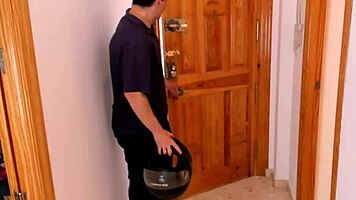 Delivery guy gets fucked in the entrance before bed.