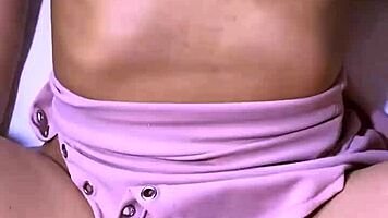 la hijastra con su aura tierna y misteriosa era como un im�n que lo atra�a hacia el apartamento en busca de experiencias inolvidables y llenas de complicidad