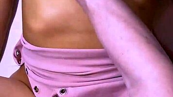 la hijastra con su aura tierna y misteriosa era como un im�n que lo atra�a hacia el apartamento en busca de experiencias inolvidables y llenas de complicidad