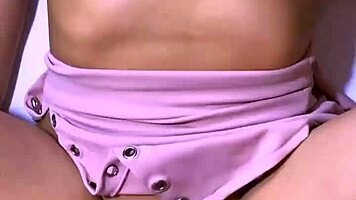 la hijastra con su aura tierna y misteriosa era como un im�n que lo atra�a hacia el apartamento en busca de experiencias inolvidables y llenas de complicidad