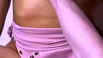 la hijastra con su aura tierna y misteriosa era como un im�n que lo atra�a hacia el apartamento en busca de experiencias inolvidables y llenas de complicidad