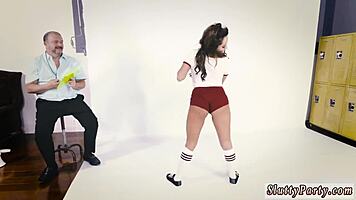 Is this teen's bathtub sex a 4some party? Blowjob in dorm!