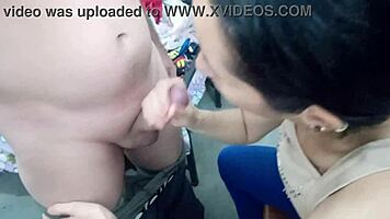 ella obtiene sus lechugas facil morrita saca semen con la boca muy rapido antes de ser descubierta