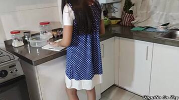 mi hijastra hermosa cocinando sumisa obedece todo - mi padrastro abusa de mi todo el dia