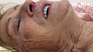 эй, смотри, как эта секси 90-летняя бабуля берет жестко!