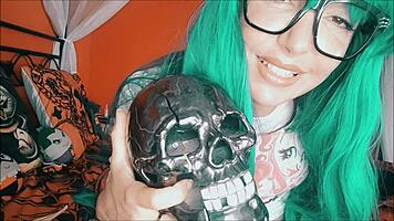 Seksi domina upokarza nerdkę zabawkami i ostrą dominacją