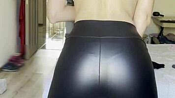 Hey, watch me, solo girl in tight latex pants fingering on cam!