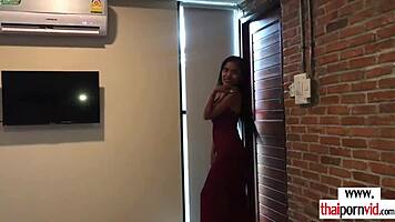 Thai Girlfriend Makes Out and Blows Boyfriend!