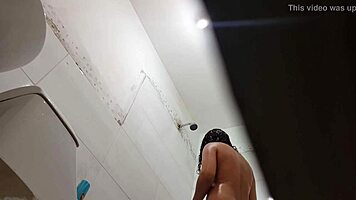 تجسس على مكسيكية شابة 18+ في دش الحمام!