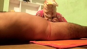 Kurwa tak! Nowa indyjska dziewczyna z Punjabu ujeżdża dziko w łóżku.