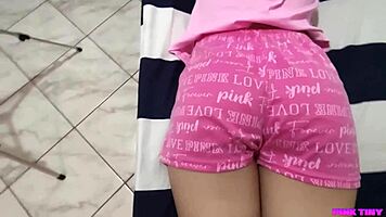 Tata po ženi prevari pastorku masažom, dodiruje joj dupe dok ne može da se pomeri