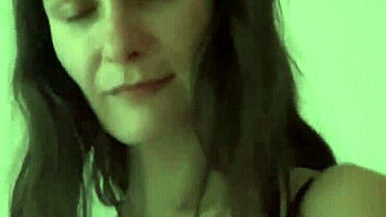 Гореща тийнейджърка 18+ 18+ се съблича и дразни със соло мастурбация