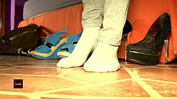 Teen Masturbates in Underwear Competition, Cumming Hard