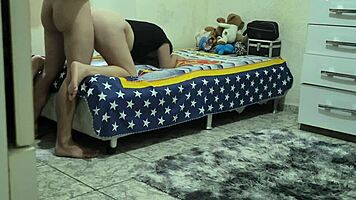 descobri que meu padrasto fodia minha meia-irmã com suas tetas grandes e bunda gorda