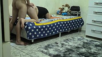 descobri que meu padrasto fodia minha meia-irmã com suas tetas grandes e bunda gorda