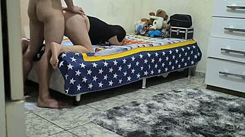 descobri que meu padrasto fodia minha meia-irmã com suas tetas grandes e bunda gorda