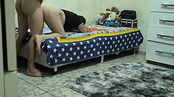 descobri que meu padrasto fodia minha meia-irmã com suas tetas grandes e bunda gorda