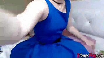 Oye chica, ¿quieres jugar con este dildo en tu vestido ajustado?