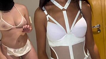 neg�o aproveitou a p�scoa com duas coelhinhas