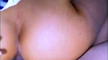 La madrastra estaba tan caliente que no pudo resistirse cuando su hijastrastro la sedujo y juntos experimentaron una pasi�n prohibida y deliciosa