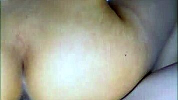La madrastra estaba tan caliente que no pudo resistirse cuando su hijastrastro la sedujo y juntos experimentaron una pasi�n prohibida y deliciosa