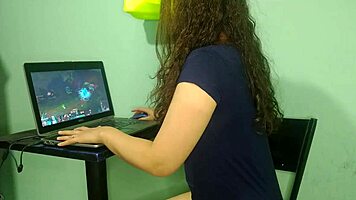 mi amigo me folla mientras juego league of legends, no esperó a terminar