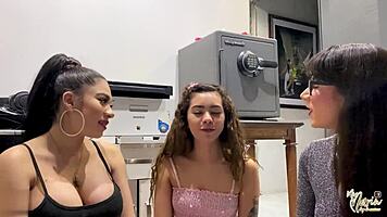 Sorprendemos Al Vecino Chupandole La Verga Y Comiendonos Su Semen