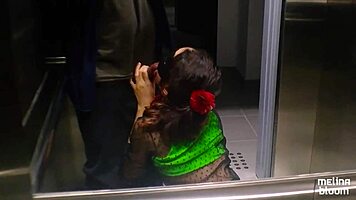 Putinha Vestida De Verde Pagando Um Boquete No Elevador Do Hotel - Melina Bloom