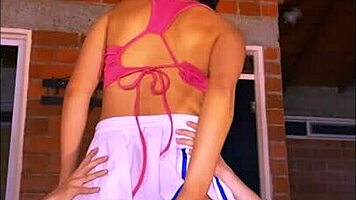 la colegial atrevida escapa con novio para aventuras
