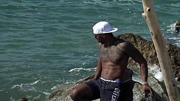 Trio en la playa with monster cock 😏