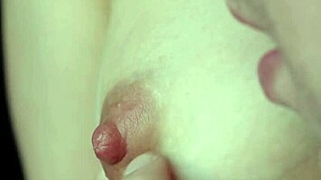 Uh, sišem Zlatina tvrda bradavica kao lud rn