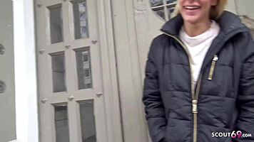 Deutscher Scout hebt Berlin-Fitness-Tattoo-Model Sandy für Street-Casting-Sex gegen Kohle auf.