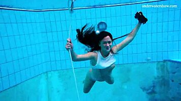 Horny teen gets naked and shows body 😍