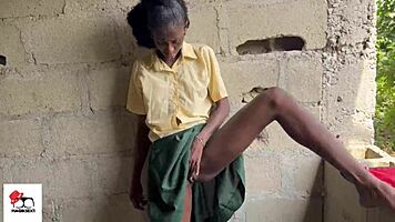 Seksowna nastolatka 18+ studentka PRZYŁAPANA na masturbacji koło krzaka