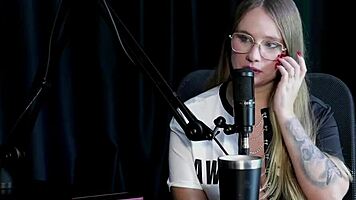 blondă frumoasă Naty Varga face sex fierbinte după pozat în lenjerie roșie transparentă