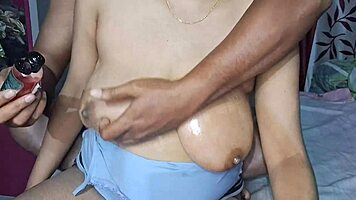 Hot indisk desi bhabhi får store patter olie-massage nu!