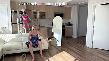 SugarNadya probiert neues Party-Outfit an, zeigt kleine 18+ Titten und Heels