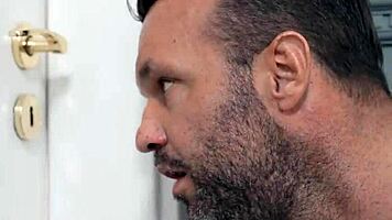 Ehi, la seducente Olivia Zlota scuote il culo per il papi arrapato