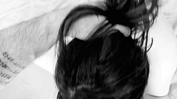 novinha branquinha transando com macho grandão estilo urso