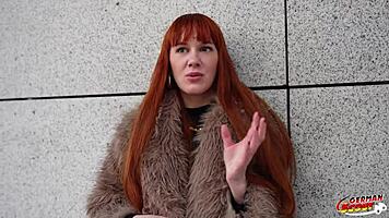 O seksi genç harika kıçıyla büyük siyah sik tarafından becerildi