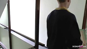 Postbote erwischt deutsche Teen 18+ enge Tini für schnellen Fick