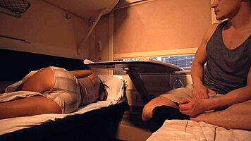 Jovem submissa tirando leite da pica do seu mestre